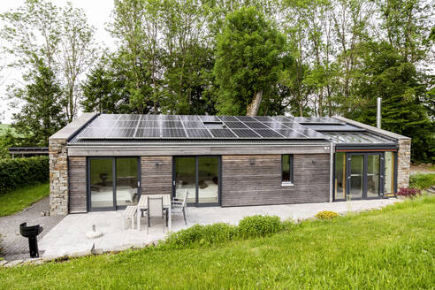 Freistehendes Haus mit Sonnenkollektoren auf dem Dach - FMKF05811
