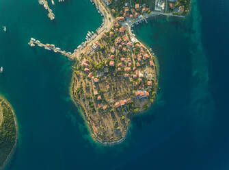 Luftaufnahme eines Hauskomplexes auf der abgelegenen Insel Trizonia, Griechenland. - AAEF00107