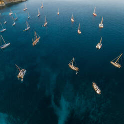 Luftaufnahme einer Gruppe von Booten, die im Mittelmeer vor Anker liegen, nahe der Insel Kastos, Griechenland. - AAEF00115