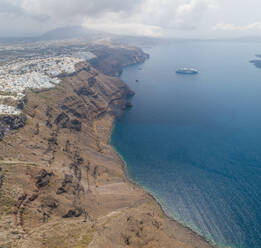 Luftaufnahme der traditionellen weißen Häuser und der Bucht, Insel Santorin, Griechenland. - AAEF00142