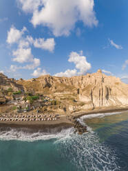 Luftaufnahme eines Strandes mit Felsformation auf der Insel Santorin, Griechenland. - AAEF00152