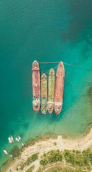Luftaufnahme von alten Frachtschiffen, die im Mittelmeer vor Anker liegen, Nisi, Griechenland. - AAEF00158
