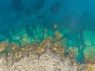 Luftaufnahme einer Felsformation an der Küste der Insel Rhodos, Griechenland. - AAEF00165