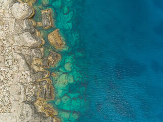 Luftaufnahme einer Felsformation an der Küste der Insel Rhodos, Griechenland. - AAEF00166