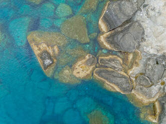 Luftaufnahme einer Felsformation an der Küste der Insel Rhodos, Griechenland. - AAEF00180