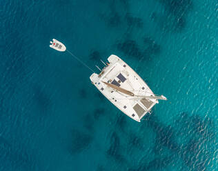 Luftaufnahme eines luxuriösen Katamarans im Mittelmeer, Insel Mikonos, Griechenland. - AAEF00190