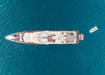 Luftaufnahme einer luxuriösen Yacht mit kleinem Beiboot im Mittelmeer, Insel Mikonos, Griechenland. - AAEF00191