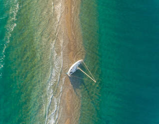 Luftaufnahme eines kleinen Segelboots, das im Golf von Patras, Griechenland, gestrandet ist. - AAEF00213