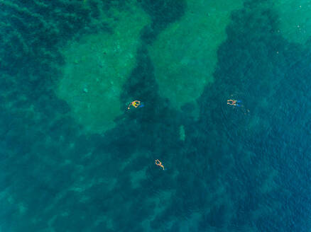 Luftaufnahme einer Gruppe, die mit Schwimmflossen im Meer der Insel Kioni schwimmt, Griechenland - AAEF00250