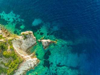 Luftaufnahme einer abgelegenen Felsenbucht auf Agios Nikitas, Griechenland. - AAEF00256