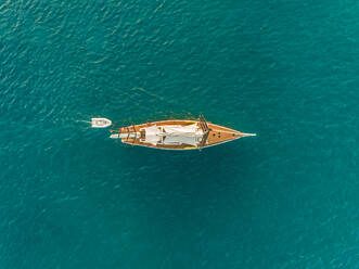 Luftaufnahme eines traditionellen Segelboots auf dem Mittelmeer, Vathy, Griechenland. - AAEF00261