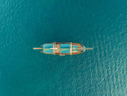 Luftaufnahme eines traditionellen Segelbootes im Mittelmeer, Vathy, Griechenland. - AAEF00262