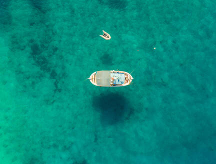 Luftaufnahme eines kleinen Fischerboots, das an der Küste von Agios Nikitas, Griechenland, vor Anker liegt. - AAEF00284
