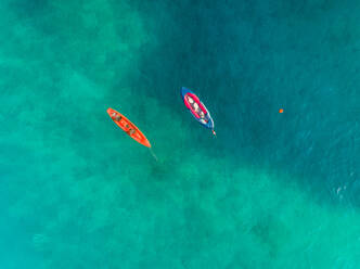 Luftaufnahme von zwei Kajaks, die an der Küste von Agios Nikitas, Griechenland, vor Anker liegen. - AAEF00287