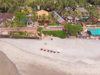 Luftaufnahme einer Straße am Strand von Ashwem in Nord-Goa, Indien. - AAEF00309