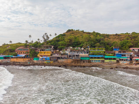 Luftaufnahme von bunten Hütten am Strand von Arambol in Nord-Goa, Indien., lizenzfreies Stockfoto