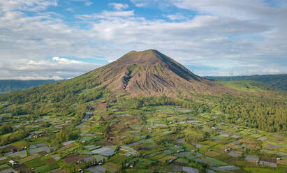 Luftaufnahme des Berges Batur an einem bewölkten Tag mit Blick auf das Dorf Pinggan im Norden Balis, Indonesien. - AAEF00336