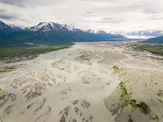 Luftaufnahme des von Bergen umgebenen Flusses Knik, Anchorage, Alaska. - AAEF00355