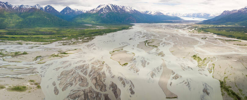 Panoramablick auf den von Bergen umgebenen Knik River, Anchorage, Alaska. - AAEF00356