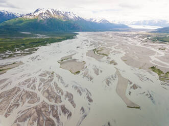 Luftaufnahme des von Bergen umgebenen Flusses Knik, Anchorage, Alaska. - AAEF00358