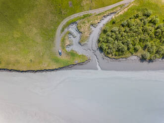 Luftaufnahme eines Autoparkplatzes in der Nähe des schlammigen Ufers, Kachemak Bay, Alaska. - AAEF00360