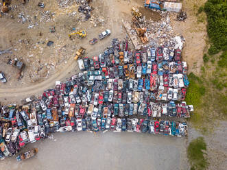 Luftaufnahme über einem kleinen Schrottplatz mit rostigen Autos, Wasilla, Alaska. - AAEF00361
