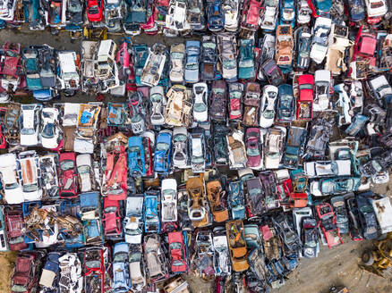 Luftaufnahme über einem kleinen Schrottplatz mit rostigen Autos, Wasilla, Alaska. - AAEF00362