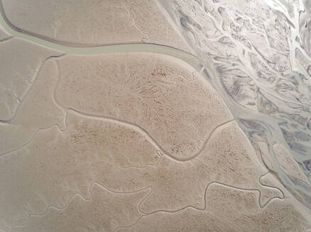 Luftaufnahme über einem Fluss, der ein abstraktes Muster bildet, Kachemak Bay, Alaska. - AAEF00364