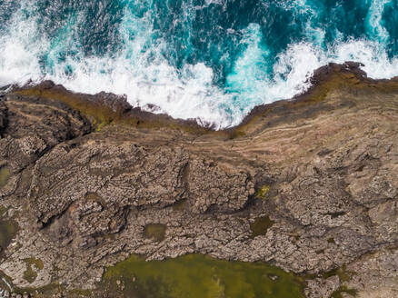 Luftaufnahme der aufgewühlten atlantischen Nordsee in der Nähe der Felsenklippen auf den Färöern. - AAEF00369