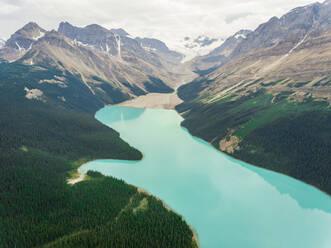 Luftaufnahme des von hohen Bergen umgebenen Lake Louise, Alberta, Kanada. - AAEF00378