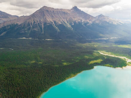 Luftaufnahme des Lake Louise in der Nähe des Berggipfels, Alberta, Kanada. - AAEF00379