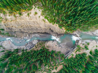 Luftaufnahme eines Wasserfalls in einem Kiefernwald, Alberta, Kanada. - AAEF00384