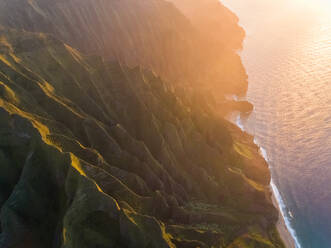 Luftaufnahme einer hohen Bergformation in der Nähe des Pazifischen Ozeans während des Sonnenuntergangs, Hawaii, U.S.A. - AAEF00396