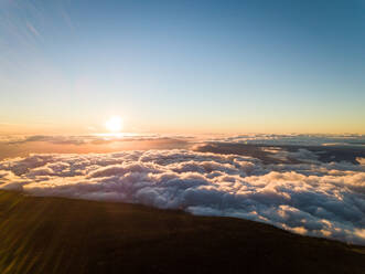 Luftaufnahme über den Wolken des Vulkankraters bei Sonnenuntergang, Hawaii, USA. - AAEF00403