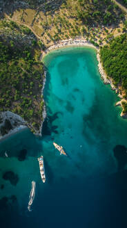 Luftaufnahme von zwei Booten, die in einer Bucht auf der Insel Ithaka in Griechenland vertäut sind. - AAEF00411