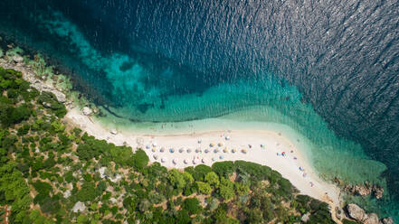 Luftaufnahme eines Strandes in Agios Ioannis, Griechenland. - AAEF00423