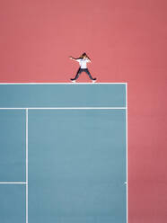 Luftbildkonzept einer Person auf einem Tennisplatz. - AAEF00427