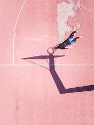 Luftbildkonzept eines Spielers auf dem Basketballplatz. - AAEF00428