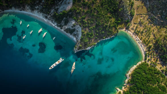 Luftaufnahme von Booten, die in einer Bucht auf der Insel Ithaka in Griechenland vertäut sind. - AAEF00456