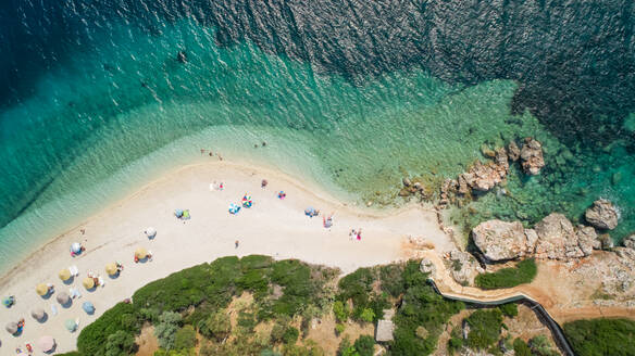 Luftaufnahme eines Strandes in Agios Ioannis, Griechenland. - AAEF00459