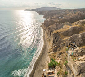 Luftaufnahme eines Strandes mit felsiger Küstenlinie auf der Insel Santorin, Griechenland. - AAEF00482