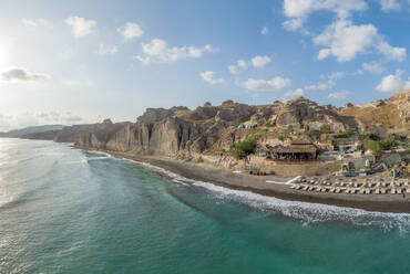 Panorama-Luftaufnahme einer Strandbar auf der Insel Santorin, Griechenland. - AAEF00483