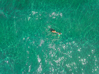 Luftaufnahme von Vater und Sohn, die den Tag im Meer genießen, Etoloakarnania, Griechenland. - AAEF00495