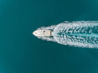 Luftaufnahme eines Bootes, das auf dem Mittelmeer fährt, Achaia, Griechenland. - AAEF00511