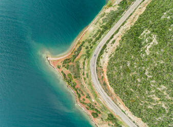 Luftaufnahme der wunderschönen Küstenlinie und des Meeres in Fokida, Griechenland - AAEF00540