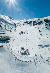Luftaufnahme von Wanderern auf dem schneebedeckten Berg Erymanthos in Griechenland - AAEF00562