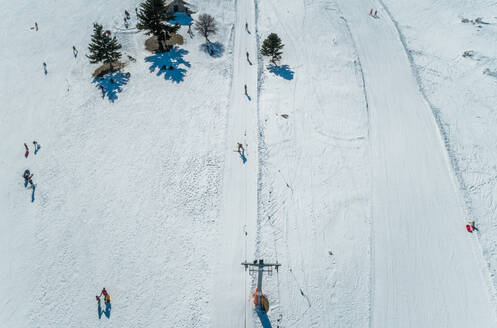 Luftaufnahme von Wanderern auf dem schneebedeckten Berg Erymanthos in Griechenland - AAEF00564