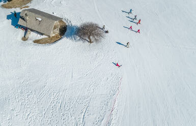 Luftaufnahme von Menschen, die vor dem Skifahren im Skigebiet am Berg Erymanthos trainieren, Griechenland - AAEF00566