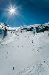 Luftaufnahme von Menschen Skifahren im Skigebiet am schönen Berg Erymanthos in Griechenland - AAEF00567