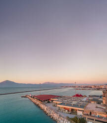 Luftaufnahme eines wunderschönen Sonnenuntergangs am Hafen von Patras, Griechenland - AAEF00577